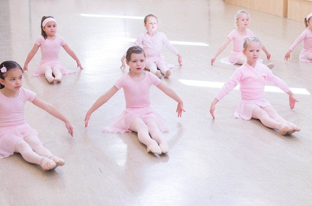 Miranda Lee RAD Ballet school class